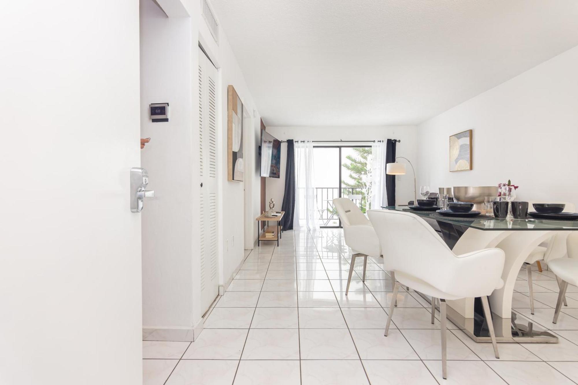 One Bedroom Apartment - With Parking & Balcony - Heart Of Wynwood Miami Luaran gambar